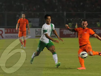 Wesley Sneijder beberapa kali merepotkan lini pertahanan Timnas Indonesia pada pertandingan ang digelar di Stadion GBK Jakarta 7 Juni 2013 (Liputan6.com/Helmi Fithriansyah)