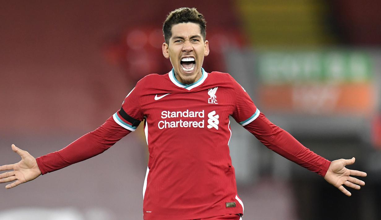 Striker Liverpool, Roberto Firmino, melakukan selebrasi usai mencetak gol kedua timnya ke gawang Tottenham Hotspur dalam laga lanjutan Liga Inggris 2020/21 pekan ke-13 di Anfield Stadium, Rabu (16/12/2020). Liverpool menang 2-1 atas Tottenham. (AFP/Peter Powell/Pool)