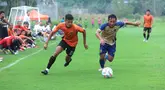 Pemain Persija Jakarta, Dony Tri Pamungkas, melawan Persikota Tangerang dalam tes di Nirwana Park, Sawangan, Depok, Kamis (15/2/2024).  Macan Kemayoran menang dengan skor 3-1.  (Bola.com/M Iqbal Ichsan)