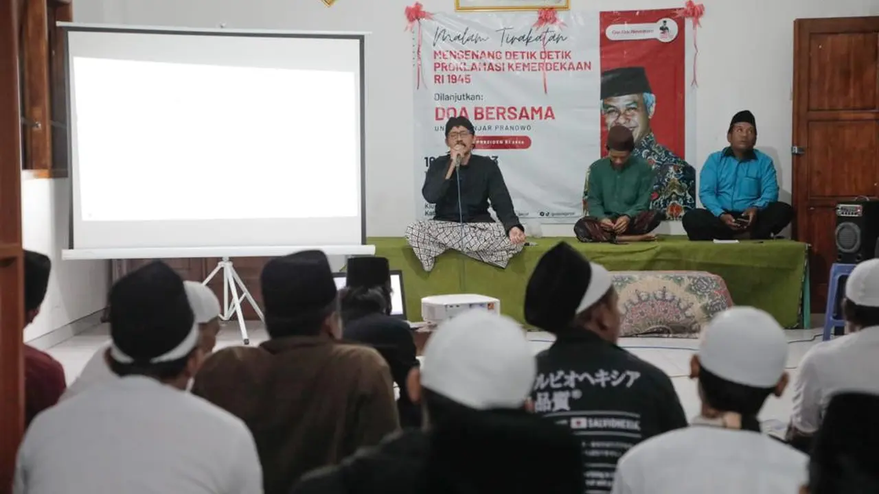 Dalam rangka menyambut Hari Ulang Tahun (HUT) ke-78 Republik Indonesia (RI), sukarelawan Ganjar Pranowo yang tergabung dalam Gus-Gus Nusantara (GGN) Jawa Timur (Jatim) menggelar malam tirakatan, di Pondok Pesantren Miftahul Ulum, Nganjuk, Jatim (Istimewa)