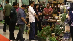 Gaya Presiden Joko Widodo saat menghadiri acara Spirit of Millenials: Green Festival di Jakarta, Kamis (31/1). Acara ini juga untuk mendorong lahirnya ide-ide dan inovasi baru di sektor agrikultur. (Liputan6.com/Angga Yuniar)