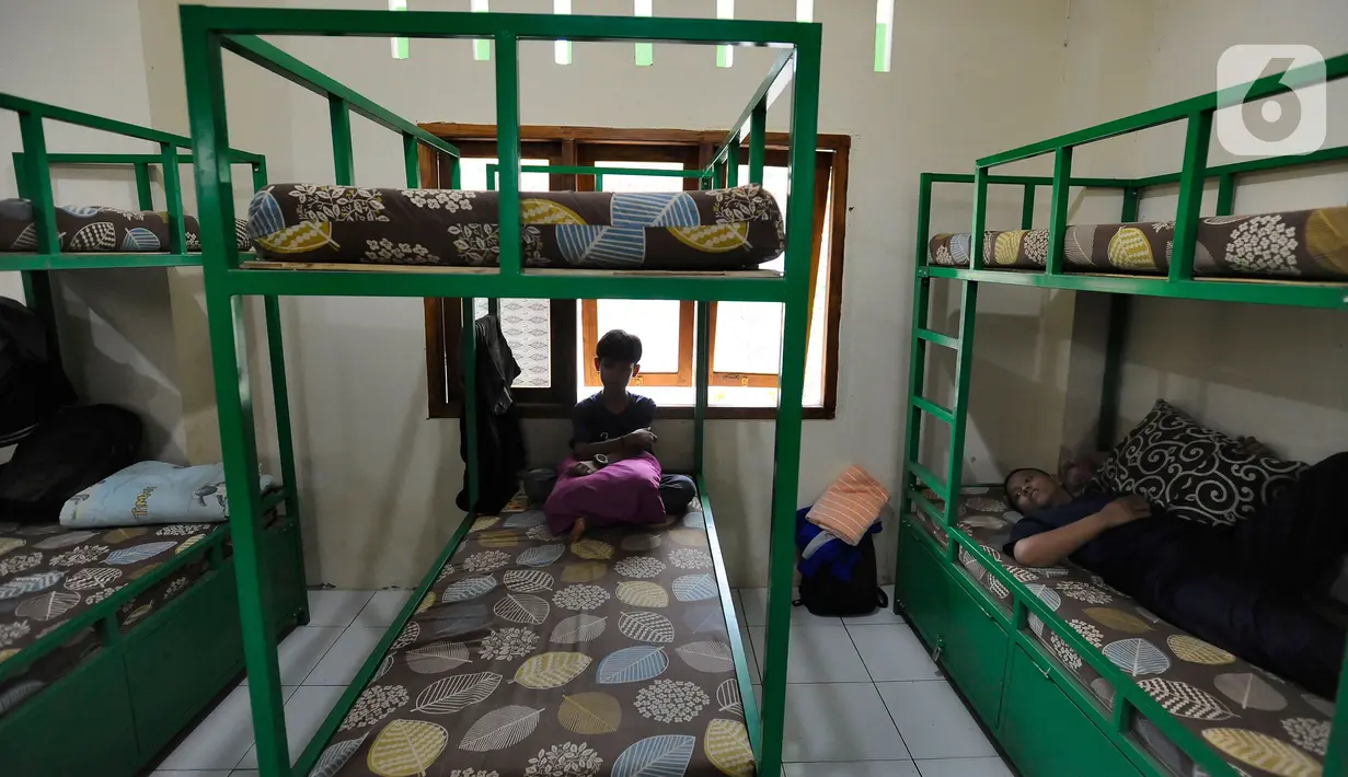 Santri baru salafiah wusto setingkat SMP angkatan pertama beristirahat di Ponpes Assalam di Kuripan, Ciseeng, Bogor, Rabu (13/7/20222). Sejumlah pesantren mulai awal bulan ini kembali melakukan kegiatan belajar mengajar Tahun Ajaran Baru 1443-1444 H/2022-2023 M. (merdeka.com/Arie Basuki)