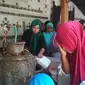 Para peziarah rela berdesakan demi mendapatkan air bersih pada gerebeg syawal di Makam Sunan Gunung Jati Cirebon. Foto (Liputan6.com / Panji Prayitno)