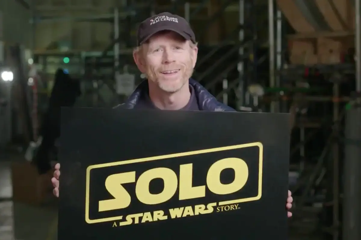 Sutradara Ron Howard dan logo film Solo: A Star Wars Story. (The Verge)