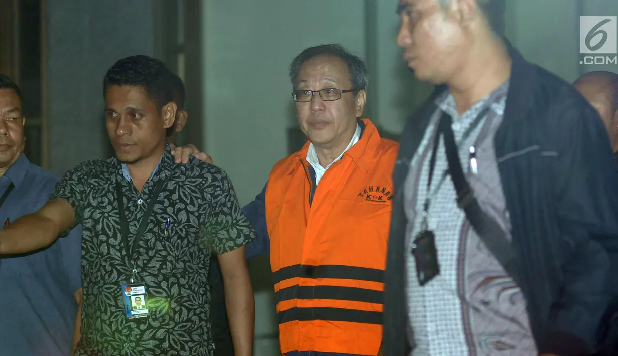 Tersangka dugaan korupsi proyek pengadaan E-KTP, Made Oka Masagung (kedua kiri) mengenakan rompi tahanan usai menjalani pemeriksaan di gedung KPK Jakarta, Rabu (4/4). KPK resmi menahan pengusaha Made Oka Masagung. (Liputan6.com/Helmi Fithriansyah)