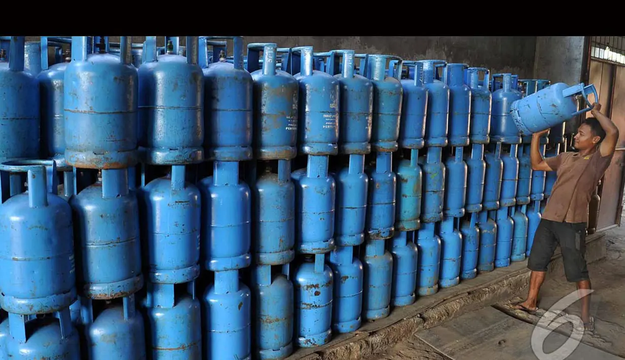 Seorang pekerja tengah membereskan tabung gas elpiji 12 kg di salah satu toko di kawasan Pasar Rebo, Jakarta, Rabu (13/8/2014) (Liputan6.com/Miftahul Hayat)