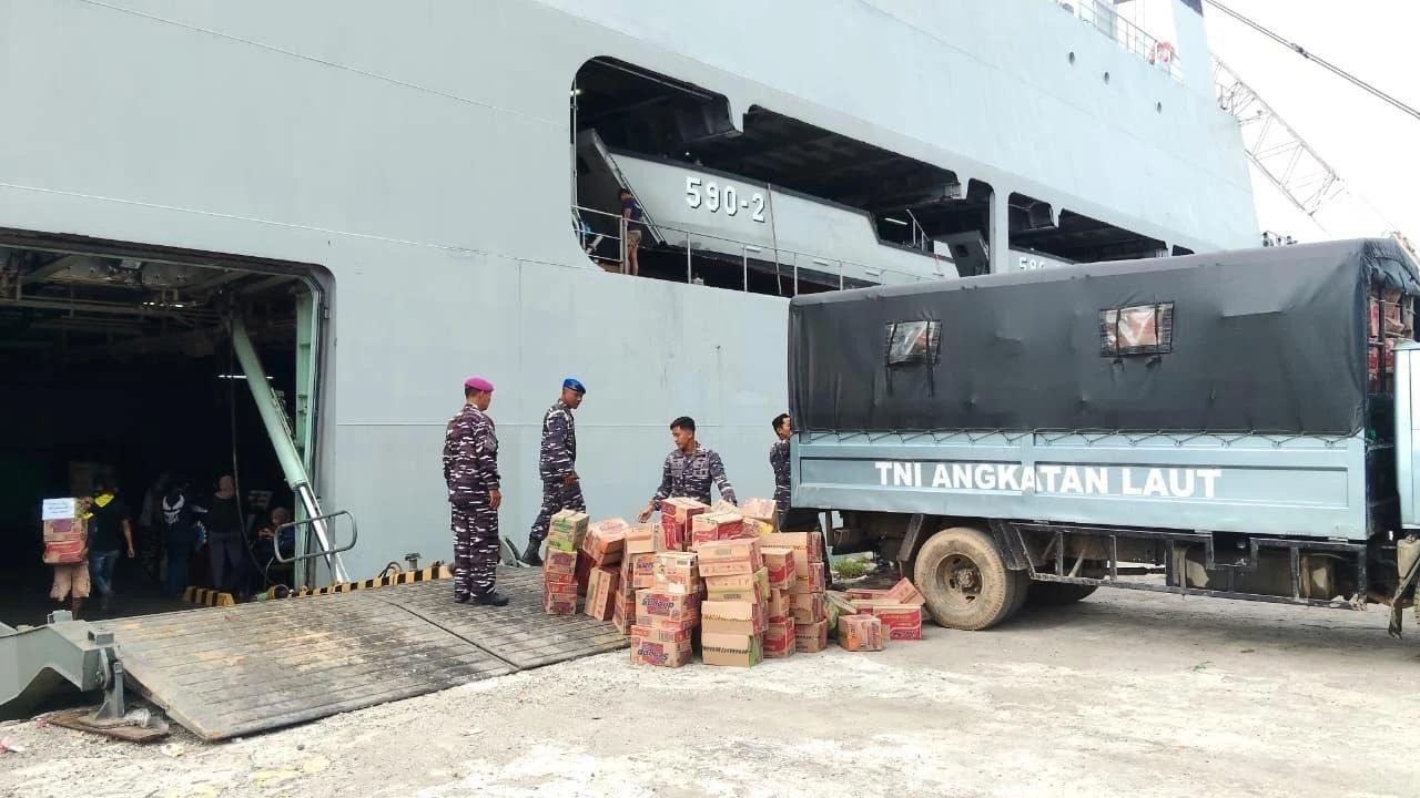 Bawa Logistik Bantuan untuk Korban Bencana di Aceh, KRI Makassar-590 Tiba di Pelabuhan Krueng Geukeuh