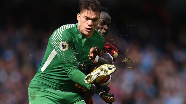 Detik-Detik Kaki Mane Mendarat di Wajah Kiper Manchester City