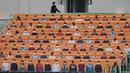 Deretan wajah suporter yang terbuat dari banner menghiasi tribun penonton di Munhak Baseball Stadium, Incheon, Kamis (5/5/2020). Korea Selatan kembali gelar kompetisi baseball KBO League 2020 dengan sistem pertandingan tanpa penonton di tengah pandemi COVID-19. (AFP/Jung Yeon-je)