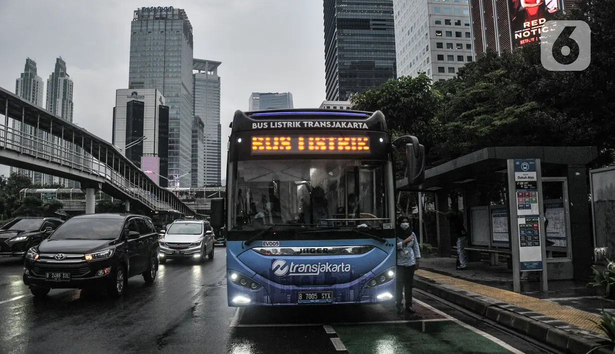 Bus listrik Transjakarta menunggu penumpang di Terminal Blok M, Jakarta, Kamis (4/11/2021). Uji coba bus listrik Transjakarta dilakukan seiring pemberlakuan PPKM Level 1 di Jakarta dengan menerapkan protokol kesehatan serta menunjukkan sertifikat vaksinasi COVID-19. (merdeka.com/Iqbal S. Nugroho)