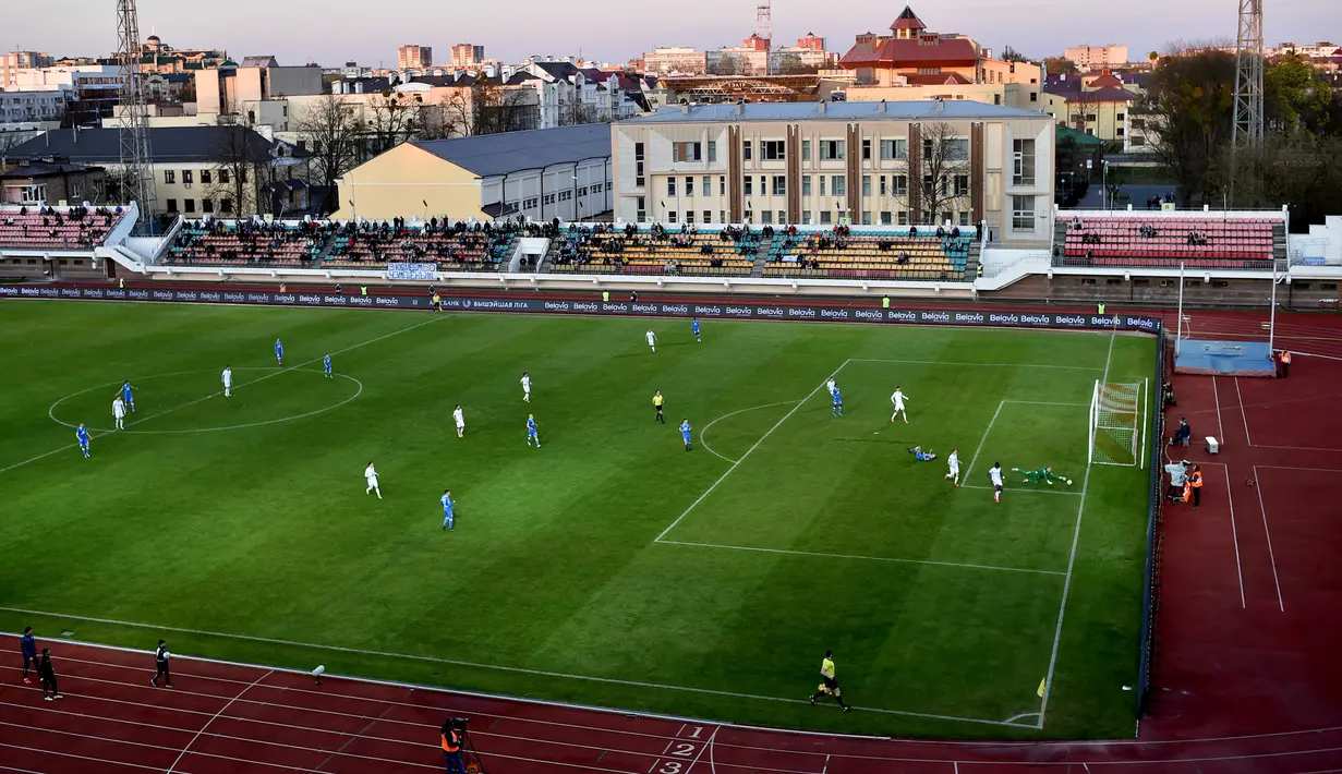 Para pemain mengikuti Liga Belarusia antara FC Dynamo-Brest dan FC Isloch di Brest, Minggu (12/4/2020). Kompetisi teratas Liga Belarusia ini menjadi satu-satunya liga di Eropa yang masih berjalan di tengah pandemi corona dengan menempatkan maneken yang ditempeli foto-foto suporter (Sergei GAPON/AFP)