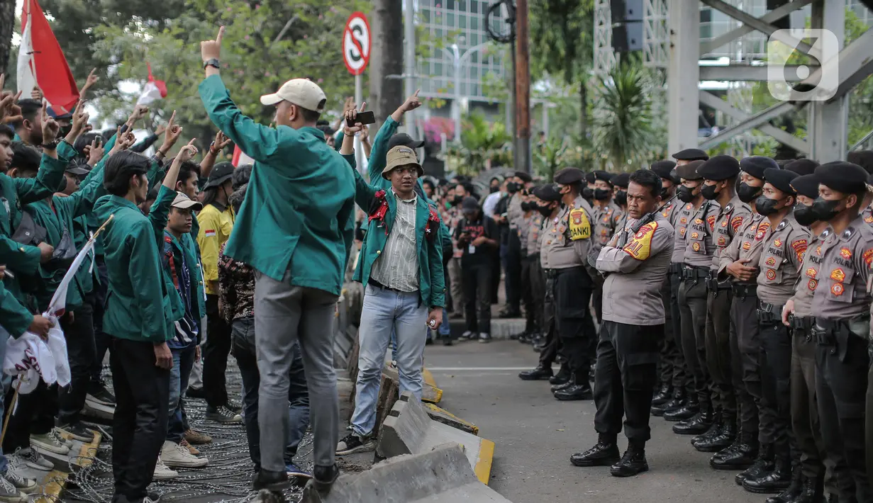 Petugas berjaga saat Mahasiswa yang tergabung dalam Bem Setanah Air melakukan aksi penolakan kenaikan BBM di kawasan Patung Kuda, Jakarta, Selasa (12/9/2022). Mereka mendesak pemerintah membatalkan kenaikan harga BBM karena menyengsarakan rakyat dan menyetabilkan harga-harga kebutuhan pokok. (Liputan6.com/Faizal Fanani)