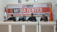 Komisioner Bawaslu Jember saat mengumumkan rekomendasi sanksi untuk bupati Jember, Hendy Siswanto (Istimewa)