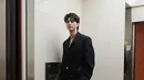 Aktor Korea Selatan, Song Kang hadir dengan pakaian serba hitam, terdiri dari atasan jas, celana panjang, sepatu oxford, dah sling bagnya. [@songkang_b]