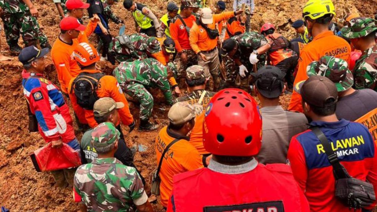Longsor Cilacap: Yuni Ditemukan Meninggal Tertimpa Sepeda Motor di Kedalaman 3 Meter