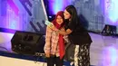 Pengunjung berselfie dengan Maudy Ayunda selama EGTC 2017 di Universitas Gadjah Mada, Yogyakarta, Rabu (1/11). EGTC 2017 menghadirkan tokoh-tokoh inspiratif bertujuan agar para mahasiswa memperoleh pengalaman dan wawasan baru. (Liputan6.com/Helmi Afandi)