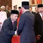 Kepala BNPT yang baru, Irjen Tito Karnavian berjabat tangan dengan Presiden Jokowi usai pelantikan di Istana Negara, Jakarta, Rabu (16/3). Tito dilantik menjadi Kepala BNPT dari jabatan sebelumnya Kapolda Metro Jaya. (Liputan6.com/Faizal Fanani)