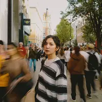 Usut punya usut, rupanya gaya rambut bondol Sheila Dara ini merupakan tuntutan perannya sebagai Aurora di film “Jalan yang jauh jangan lupa pulang”. Film ini merupakan sekuel dari NKCTHI. @sheiladaisha.