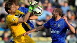 Penjaga gawang Parma, Antonio Mirante harus berjibaku menahan gempuran pemain-pemain Juventus (AP Photo/Marco Vasini)