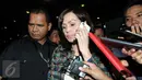 Anggota DPR F-Demokrat periode 2014-2019 Rooslynda Marpaung, menghindar dari wartawan usai diperiksa KPK, Jakarta, Rabu (18/11/2015). Rooslynda diperiksa sebagai saksi untuk tersangka Gatot Pudjo Nugroho. (Liputan6.com/Helmi Afandi) 