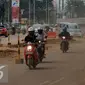 Pengemudi motor melintas ruas jalan Inspeksi Kalimalang yang berdebu, Jakarta, Selasa (14/6/2016). Jelang arus mudik Lebaran 2016, sebagian ruas jalan inspeksi Kalimalang masih terlihatrusak dan berlubang. (Liputan6.com/Helmi Fithriansyah)