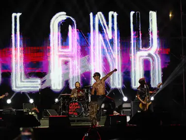 Penampilan grup band Slank pada gelaran musik The 90's Festival di Gambir Expo Kemayoran, Jakarta Pusat, Sabtu (10/8/2024). (Liputan6.com/Herman Zakharia)