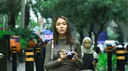 Baby Jovanca terlihat begitu cantik saat berfoto di jalanan. Dengan hanya memakai kaos casual berwarna abu-abu, Baby Jovanca terlihat begitu simpel tapi tetap mempesona, Kamera yang dibawanya seolah-olah menandakan Baby ingin mendokumentasikan segala hal disekitarnya. (KapanLagi.com/Budi Santoso)