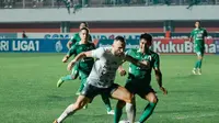 Penyerang Bali United, Ilija Spasojevic mendapatkan pengawalan ketat dari bek tengah PSS Sleman, Purwaka Yudhi dalam lanjutan BRI Liga 1 2022/2023, Jumat (7/4/2023) malam WIB di Stadion Maguwoharjo, Sleman. (Dok. Bali United)