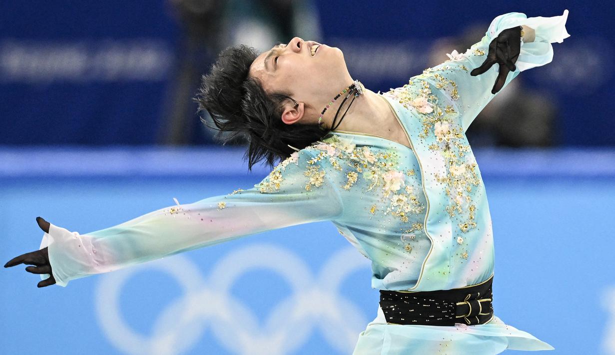 Pria berjuluk 'Pangeran Es Jepang' tersebut menjadi skater figure pertama yang berhasil melakukan quadruple toe loop dalam kompetisi. Kala itu, ia melakukannya di Montreal pada 2016. (AFP/Wang Zhao)