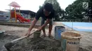 Pekerja mengaduk semen untuk menyelesaikan pembangunan RPTRA di Jalan Simpang Tiga Kalibata, Jakarta, Sabtu (30/9). Rencananya Djarot juga akan meresmikan secara serentak pada tanggal 10 Oktober 2017. (Liputan6.com/Immanuel Antonius)
