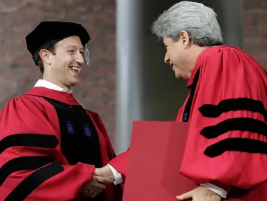 Pendiri Facebook, Mark Zuckerberg menerima gelar Doktor kehormatan Bidang Hukum dari Wakil Presiden dan Sekretaris Harvard University, Marc Goodheart dalam pembukaan penyambutan angkatan 2017 di Universitas Harvard, Kamis (25/5). (AP Photo/Steven Senne)