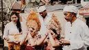 Tradisi yang dilaksanakan Nora Alexandra ini adalah Upacara potong gigi ini dikenal oleh masyarakat Bali dengan nama metatah, mapandes, atau masangih dan merupakan salah satu kewajiban dari orangtua kepada anak-anaknya. (Liputan6.com/IG/@ncdpapl)