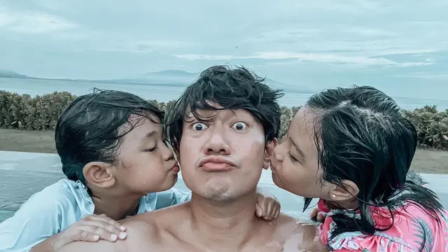 Potret keseruan liburan Melki Bajaj bersama keluarga di Banyuwangi.