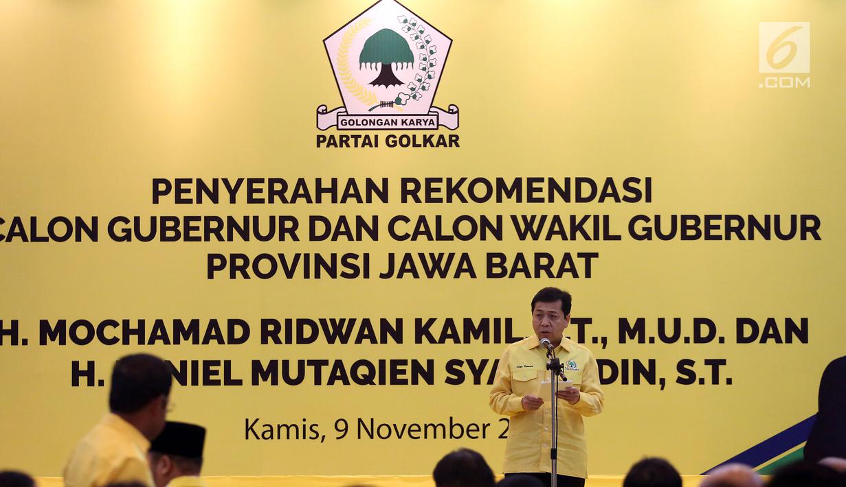 Ketum Golkar Setya Novanto memberi keterangan saat konferensi pers pengumuman calon Gubernur dan Wakil Gubernur Jawa Barat di DPP Golkar, Kamis (9/11). Golkar resmi mengusung Ridwan Kamil dan Daniel Muttaqien di Pilgub Jabar. (Liputan6.com/Johan Tallo)