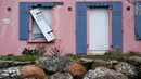 Kerusakan juga terjadi pada jendela-jendela rumah di Porspoder, Prancis barat, pada tanggal 2 November 2023, saat badai Ciaran menghantam wilayah tersebut. (DAMIEN MEYER/AFP)