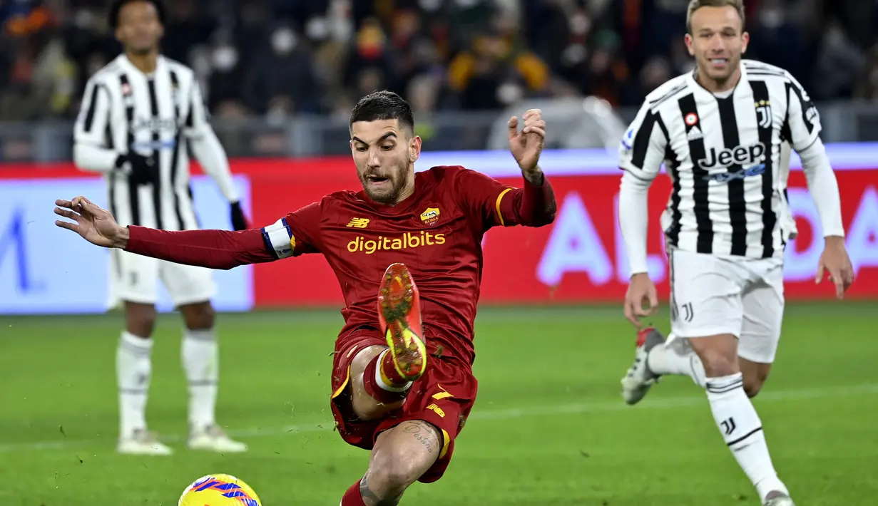 Lorenzo Pellegrini. Gelandang serang Italia berusia 26 tahun ini telah 5 musim memperkuat AS Roma sejak didatangkan dari Sassuolo pada awal musim 2017/2018 dengan nilai transfer 10 juta euro. Jabatan kapten tim telah disandangnya sejak pertengahan musim 2019/2020. Berkat kepemimpinannya ia sukses membawa AS Roma jadi kampiun edisi pertama Europa Conference League musim 2021/2022. (AFP/Alberto Pizzoli)