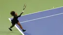 <p>Meski sudah tak muda lagi, Serena Williams berhasil menunjukkan kelasnya. Ia mampu melakukan comeback dan menutup set pertama dengan skor 6-3. (AP/John Minchillo)</p>