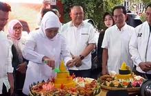 Menang Pilkada Jatim versi Quick Count, Khofifah Langsung Potong Tumpeng