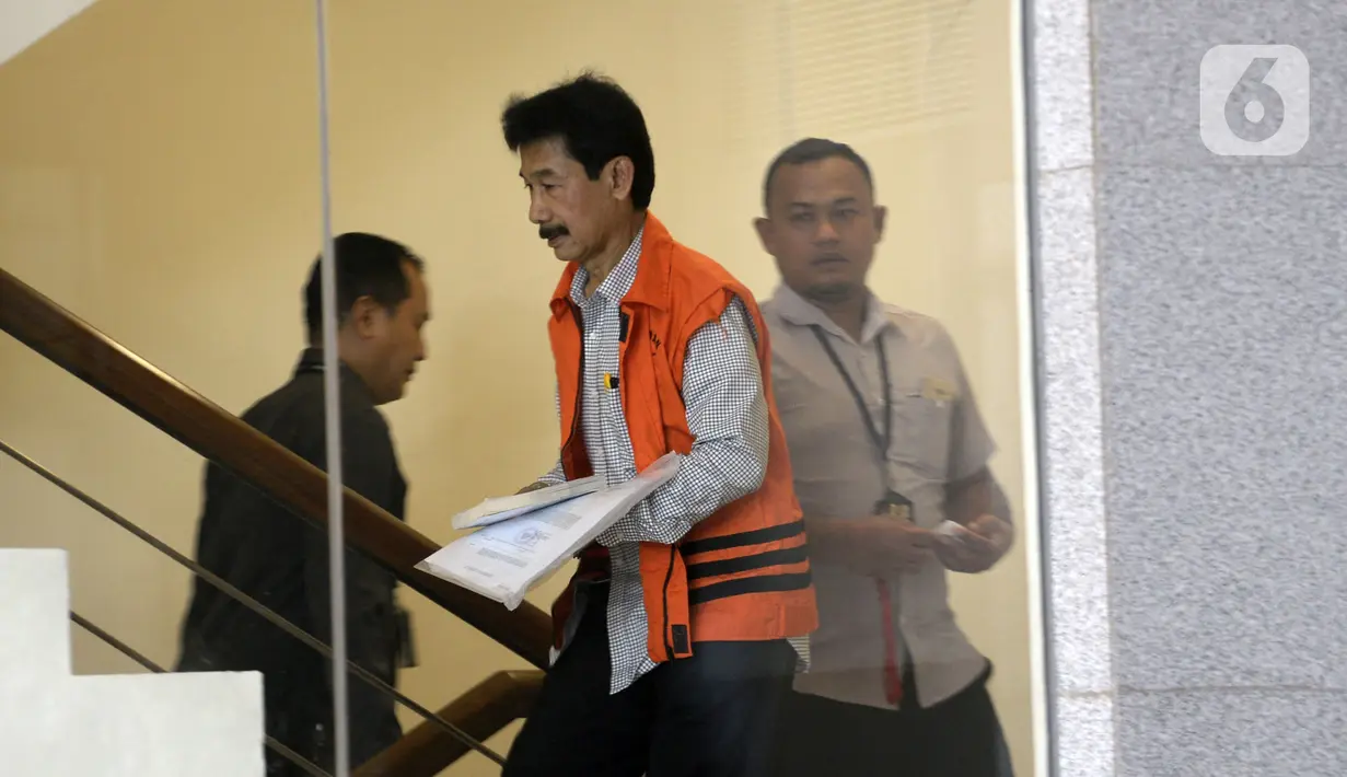 Bupati nonaktif Solok Selatan Muzni Zakaria (tengah) bersiap menjalani pemeriksaan lanjutan oleh penyidik di Gedung KPK, Jakarta, Senin (24/2/2020). Muzni Zakaria diperiksa sebagai tersangka terkait suap proyek jembatan dan pembangunan masjid Solok senilai Rp 69,8  miliar. (merdeka.com/Dwi Narwoko)