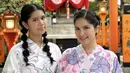 Memiliki putri yang beranjak dewasa, membuat banyak momentum yang bisa dilakukan bersama. Hal ini terlihat dari kompaknya Annisa Pohan dan Aira lakukan ragam aktivitas sambil bergaya kompak, salah satunya dalam balutan kimono yang satu ini. Bergaya ala Jepang, keduanya tampil begitu memukau. [Foto: Instagram/ Annisa Pohan]