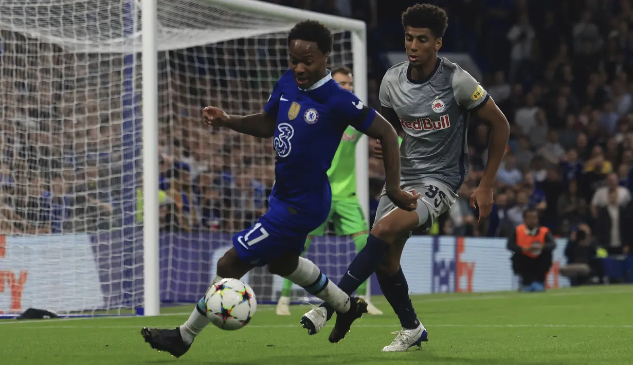 Gelandang Chelsea Saul mengontrol bola saat bek Red Bull Salzburg Bernardo bertahan dalam matchday Grup E Liga Champions di Stamford Bridge, Kamis (15/9/2022) dini hari WIB. Chelsea hanya mampu bermain imbang 1-1 dengan RB Salzburg. (AP Photo/Leila Coker)