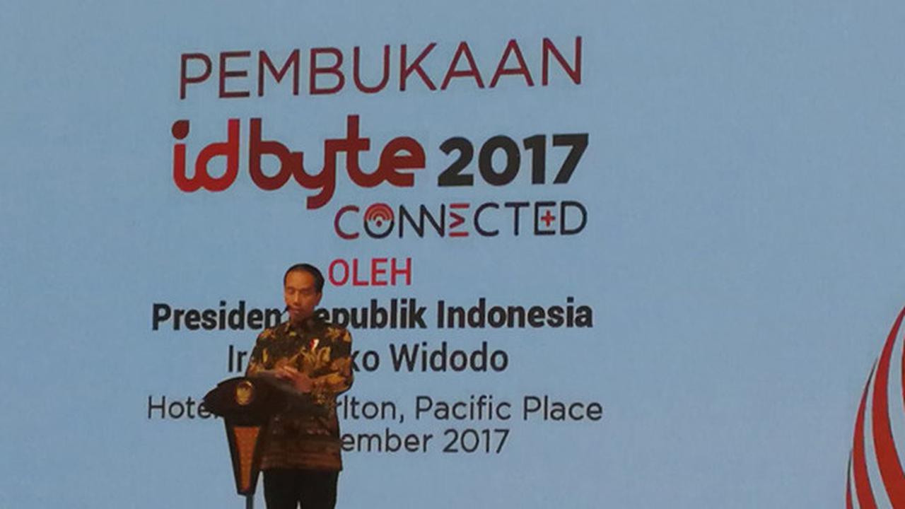 Presiden RI Joko Widodo saat pembukaan konferensi IDByte di Ritz Carlton Ballroom, Jakarta, Kamis (28/9/2017). (Liputan6.com/Jeko Iqbal Reza)