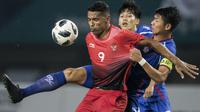Striker Indonesia, Beto Goncalvez, berebut bola dengan bek Chinese Taipei, Chen Tingyang, pada laga Grup A Asian Games di Stadion Patriot, Bekasi, Minggu (12/8/2018). Indonesia menang 4-0 atas Chinese Taipei. (Bola.com/Vitalis Yogi Trisna)