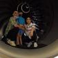 Raffi Ahmad dan Nagita Slavina di pesawat (Youtube/RANS Entertainment)