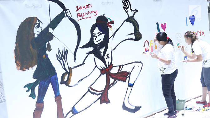 Penyandang disabilitas melukis mural di kanvas sepanjang 20 meter di Balai Kota DKI Jakarta, Kamis (11/10). Kegiatan tersebut diadakan sebagai sarana untuk para penyandang disabilitas berkarya. (Liputan6.com/Immanuel Antonius)