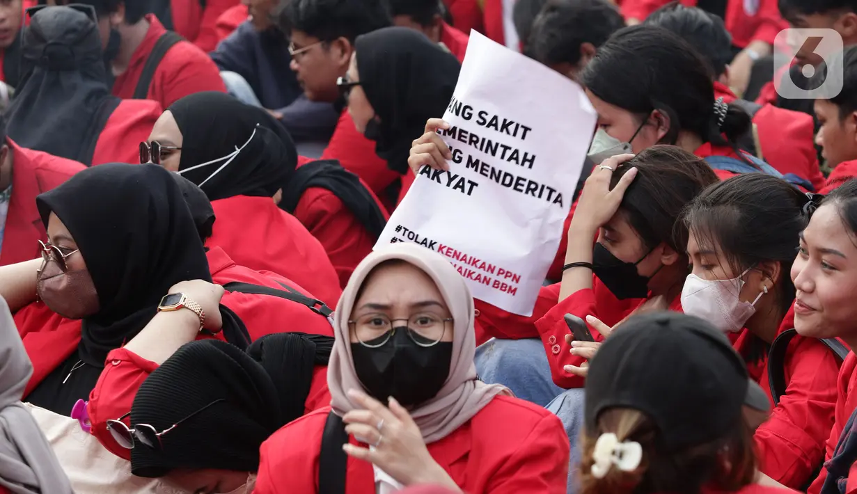 Ratusan Mahasiswa dari berbagai universitas melakukan aksi unjuk rasa di kawasan Patung Kuda, Jakarta, Senin (4/11/2022). Massa menyuarakan tuntutan menolak perpanjangan masa jabatan presiden dan penundaan pemilu. (Liputan6.com/Helmi Fithriansyah)