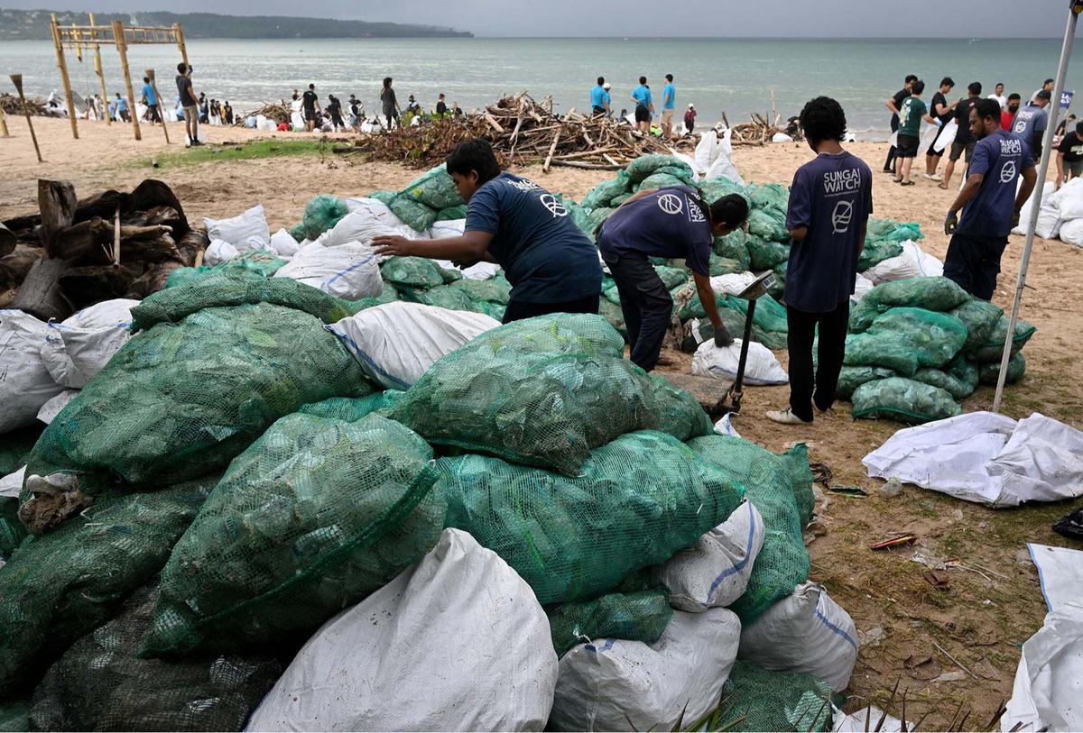 Aksi Bersama Membersihkan Sampah di Pantai Kedonganan Bali
