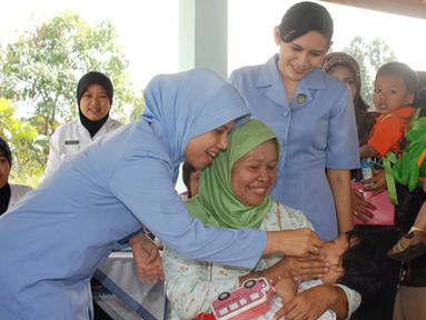 Citizen6, Subang: Sekitar 90 Bayi di bawah lima tahun (Balita), anak dari anggota Lanud Suryadarma mendapat vaksinasi vitamin A di Balai Srikandi, Lanud Suryadarma Kalijati, Selasa (16/8). (Pengirim: Dodo)