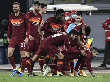 Bek AS Roma, Gianluca Mancini (Kanan Bawah) berselebrasi dengan rekannya usai mencetak gol ke gawang Shakhtar Donetsk pada pertandingan leg pertama babak 16 besar Liga Europa di stadion Olimpiade, Italia, Jumat (12/3/2021). AS Roma menang telak atas Shakhtar Donetsk 3-0. (AFP/Filippo Monteforte)
