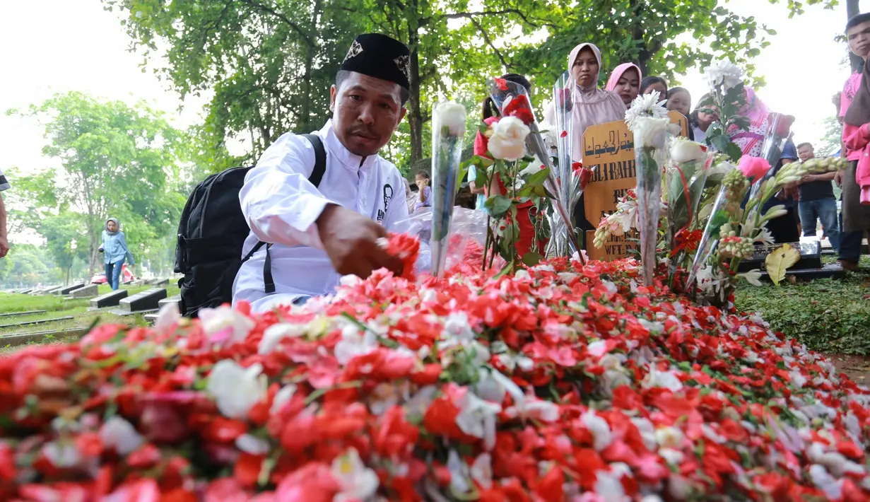 Ia menceritakan awal mulanya hingga menciptakan lagu tersebut. Dari banyaknya pemberitaan terkait penyakit kanker serviks stadium akhir yang menurut dokter tinggal hidup tujuh bulan lagi. Ia berdalih sebagai bentuk rasa cintanya.(Adrian Putra/Bintang.com)
